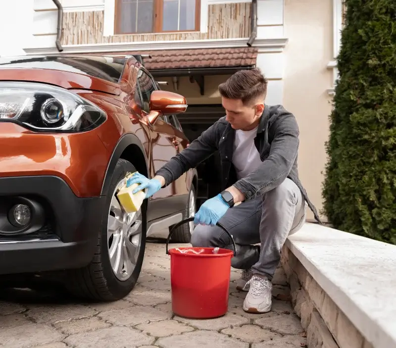 Lavage auto à domicile Heimsbrunn : professionnel intervenant sur un véhicule